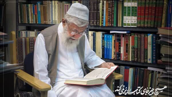 انتشار تصویر جدید از حضرت آیت‌الله‌ خامنه‌ای در کتابخانه شخصی ایشان